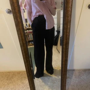Svarta kostymbyxor - Svarta kostymbyxor i lös och ledig passform men samtidigt snygga och stilrena. Mjuka och sköna med resor i midjan så passar många storlekar. Är ett par S men passar även M