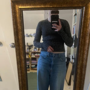 Grå stickad tröja  - Tight stickad grå tröja. Långa ärmar som värmer skönt. Har haft den både som den är eller under en skjorta. Använd men i fint skick och den har mycket kvar att ge men jag använder den inte så mycket längre.