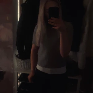 Grå kortärmad topp - Säljer en stilren grå stickad kortärmad topp. Perfekt för en avslappnad look. Passar bra till jeans eller kjol. Jättefin och jätteskönt material. Använd 2-3 gånger