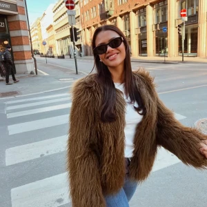 Grön pälsjacka - Helt ny grön pälsjacka från Samsøe Samsøe!! Ser brunare ut på bilderna än i verkligheten. 🧡så så fin