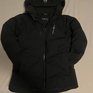 Puffer jacka från sailracing storlek 158-164 cm - Säljer en sailracing, för ett riktigt bra pris 🏆. Jag säljer denna jacka för att jag inte använder den längre😀, Denna jacka 🧥 är i bra kvalité och som nytt skick, jätte varm nu till vintern. Det är bara höra av er vid funderingar ✅