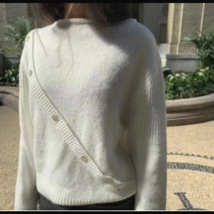 Vit stickad tröja med knappar - Säljer denna såååå najs o unik tröja, love 