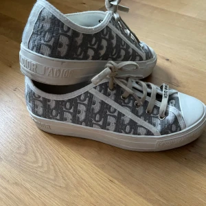 Gråa Dior sneakers - Säljer mina Dior sneakers som är köpta på Vestiaire collective, därav har jag inget kvitto, men dem har alla utmärkande detaljer❣️Skriv vid fler frågor❤️❤️