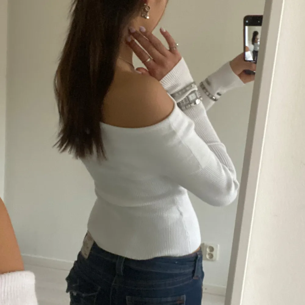 Snygg vit offshoulder topp med ribbad design. Den har långa ärmar och en tight passform som framhäver figuren. Perfekt för en stilren look. Den kommer från BikBok💞Det är storlek S på den men skulle mer säga att den passar som en XS/S. Har nog använt den 1 gång, den är i mycket bra skick och den har inte några fläckar eller fel 👍😃. Neuletakit & Villapaidat.