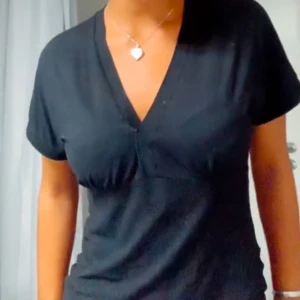 T-shirt - Svart v-ringad t-shirt