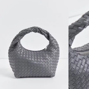 Flätad handväska - Säljer denna slutsålda Gina tricot gråa braided handbag, använt väldigt fåtal gånger, köpt för 400