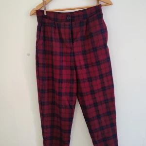 Röda rutiga byxor - Snygga röda byxor med svart rutmönster