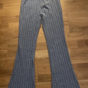 Ljus blå ribbade byxor från Shein - Snygga grå ribbade byxor från Shein med en bekväm passform. Perfekta för en avslappnad stil med en touch av elegans. De har en hög midja och vida ben som ger en modern look. Storlek S. 