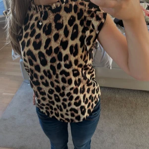 Leopardmönstrad topp - Snygg leopardmönstrad topp med korta ärmar💕