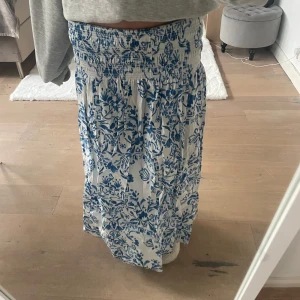 Långkjol/klänning  - Såå fin blå vit klänning från h&m!! Jättefint skick, använt som en långkjol och funkar perfekt!💗