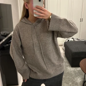 Beige hoodie från Lindex - Mysig hoodie från Lindex som tyvärr aldrig kommit till vidare användning, så som ny!🤗