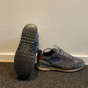 Valentino Rockrunner  - Trendiga vinterskor ifrån valentino. Skick 6,5/10. Bara skorna kommer med därmed priset så lågt. Såklart äkta. Sitter lite löst på tårna men limmas med ett superlim just för skor innan jag skickar 