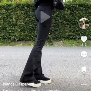 Svarta bootcut jeans - Säljer dom för jag har två par likadana :). Storlek 25 från MiH. Kostar ca 3000kr nya. Innerbenslängden är 87cm 🤍