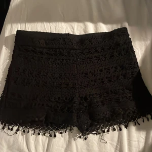 Svarta Spetsshorts  - Säljer nu mina svarta Spetsshorts. De är super bekväma men behöver tyvärr säga hejdå till dem då de är lite för små på mig (S/M/L) 