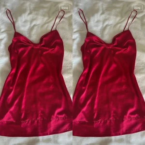 Victoria Secret, Röd sidenklänning - Jättesnygg röd klänning/ nattlinne i siden med smala axelband från Victoria sekret. Perfekt för en elegant kvällslook. Väldigt skön att sova i och snygg till utekväll utomlands. ❤️🍷