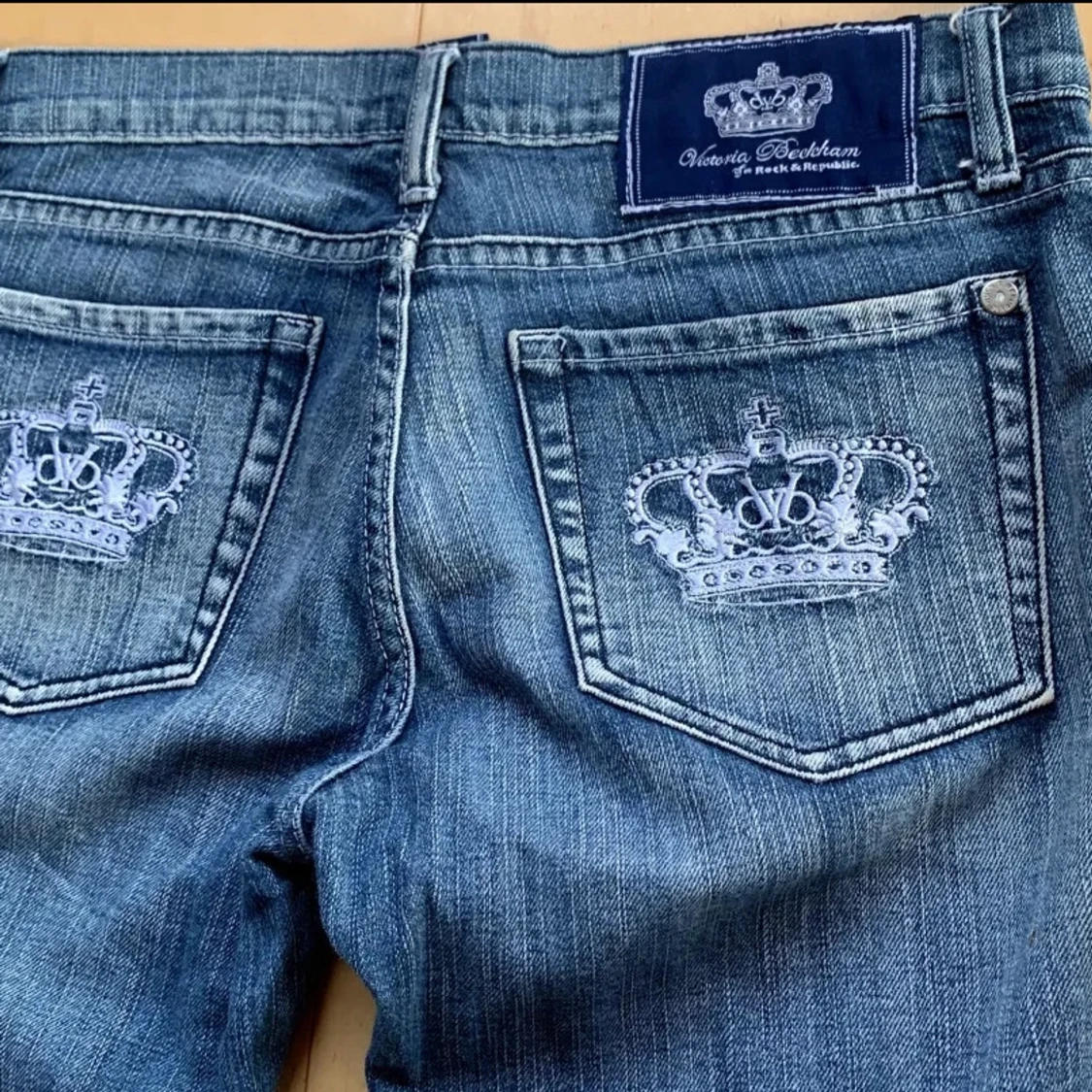 Blå jeans med broderad krona
