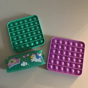  Fidget toys  -  Tre styckna Fidget toys som är väldigt bra skick och ganska nyköpta.