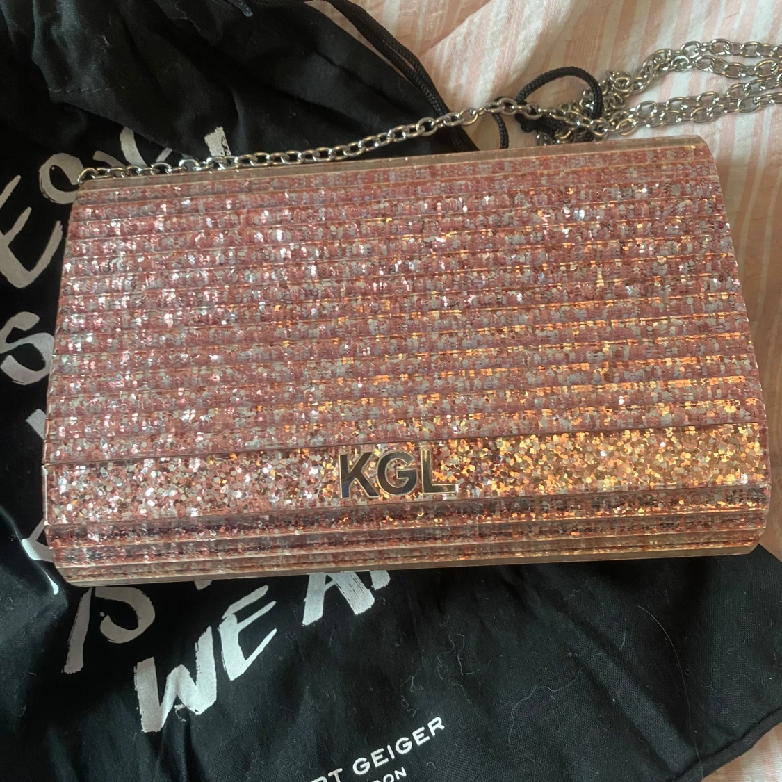 Glittrig rosa kuvertväska från Kurt Geiger - 2