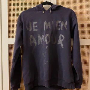 Mörkblå hoodie med text på - En jättefin mörkblå hoodie med text på  som ej har kommit till användning eftersom den är för liten💕