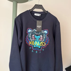 Svart sweatshirt Kenzo - Snygg svart sweatshirt från Kenzo med ett Perfekt för en stilren. 