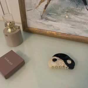 Hårklämma, yin & yang - Snygg hårklämma i en stilren design med yin och yang-mönster i svart och beige. Perfekt accessoar för att hålla håret på plats med stil.