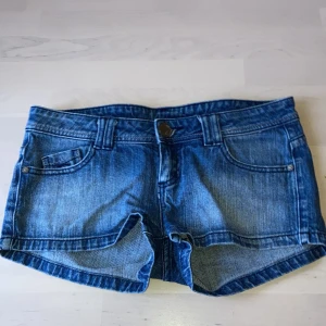 Blå jeansshorts  - Snygga blå jeansshorts från TALLY WEIJLmed en unik kaninknapp framtill. De har klassiska femficksdetaljer och en bekväm passform. Perfekta för en avslappnad stil.