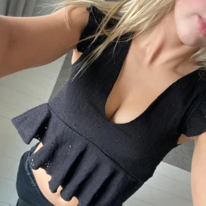 Topp - Svart topp. Använd några få ggr. Jättefint skick. 