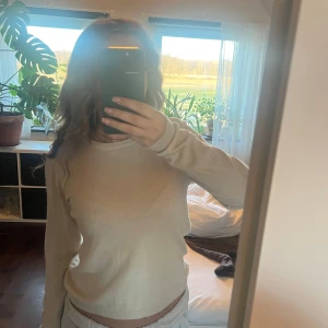 Beige långärmad tröja från Object - Säljer en stilren beige långärmad tröja från Object. 