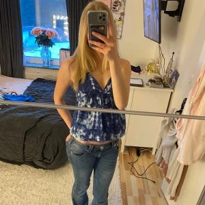 Blå mönstrad Zara topp  - Säljer nu en jätte snygg sommar topp ifrån Zara som jag endast använt en eller två gånger! Därav är den i jätte bra skick :)