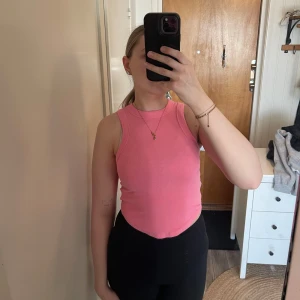 Rosa ärmlös linnetopp från Bik Bok - Säljer en söt rosa ärmlös linnetopp från Bik Bok. Perfekt för varma dagar med sin enkla och stilrena design. 🛍️