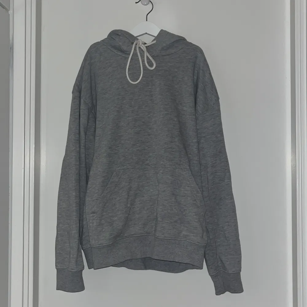Ljusgrå hoodie med vita snören. 💞. Neuletakit & Villapaidat.