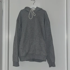 Grå hoodie - Ljusgrå hoodie med vita snören. 💞