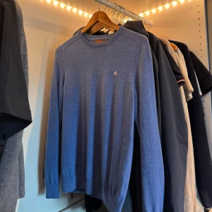 Morris  tröja  - Säljer nu en tröja från Morris i färgen blå/ljusblå. Tröjan är i M men passar även dig som har S. Den är i bra skick men har ett litet hål (se sista bild), men inget man lägger märke till. Pris kan diskuteras 🙌🏻