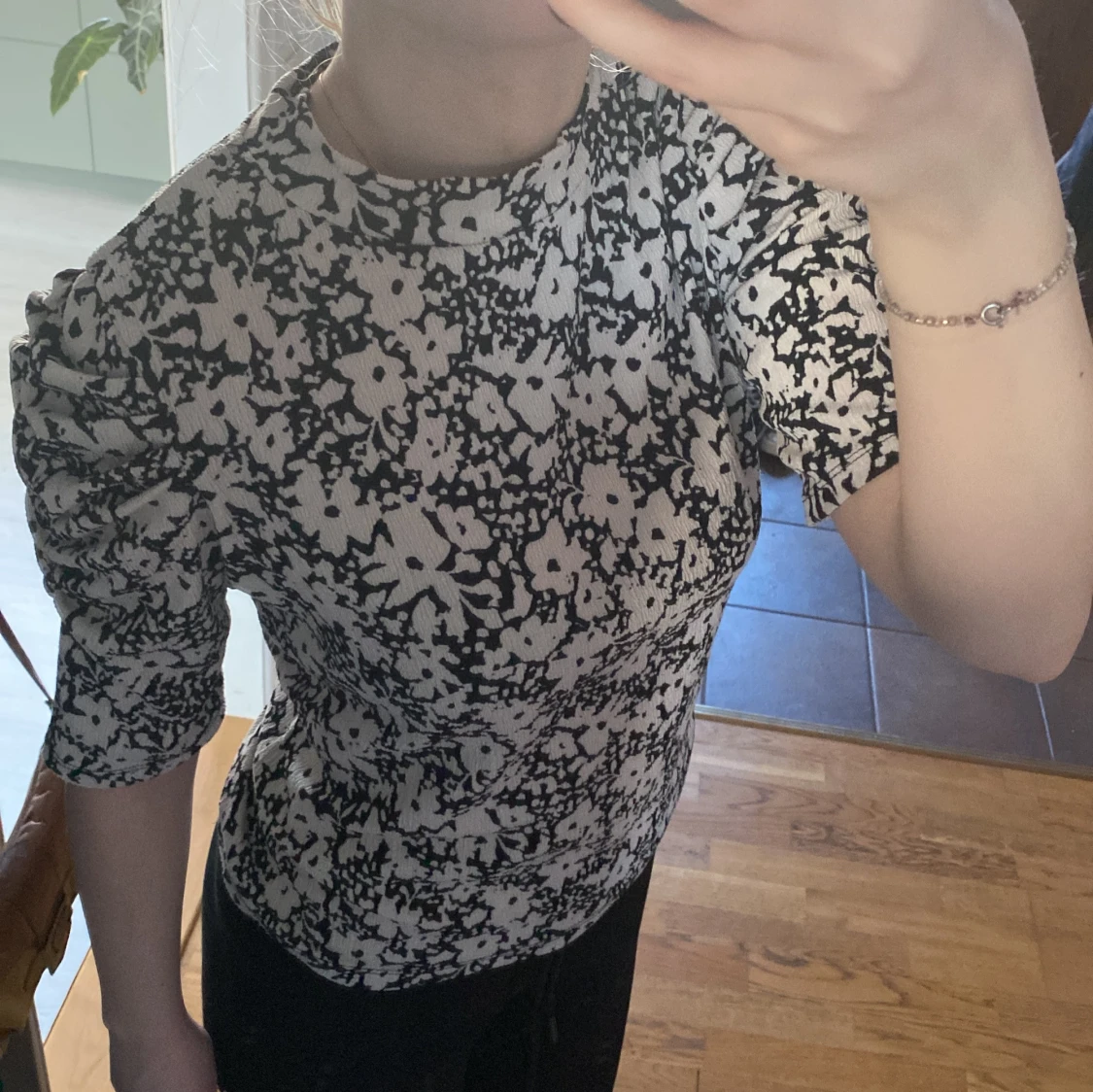 Svartvit blommig topp - 1