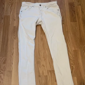 Dondup Jeans vita - Dondup Jeans vita, lite missfärgade därför såpass billigt pris