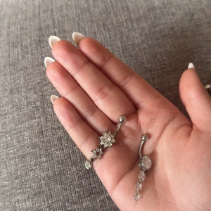 navelpiercingar - Två navelpercingar med hängen och 3 navelpercingar med ”diamanter”. Köpt alla dem för 550kr tillsammans. Pris kan diskuteras.