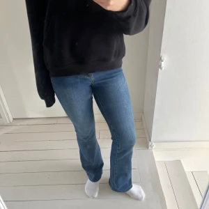 Blå bootcut jeans - Snygga blå bootcut jeans med medel midja. Perfekta för en avslappnad stil. Klassisk design med fickor och dragkedja. Passar bra till både sneakers och klackar.