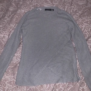 Grå stickad tröja från Brave Soul - Säljer en stilren grå stickad tröja från Brave Soul. Tröjan har en enkel design med långa ärmar och en rund halsringning. Varm och kall tröja. rekommenderar en tunn tröja under.