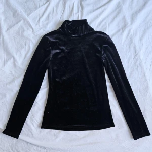Svart turtleneck i sammet - Gina Tricot strl. S - En jättefin svart turtleneck i sammet!