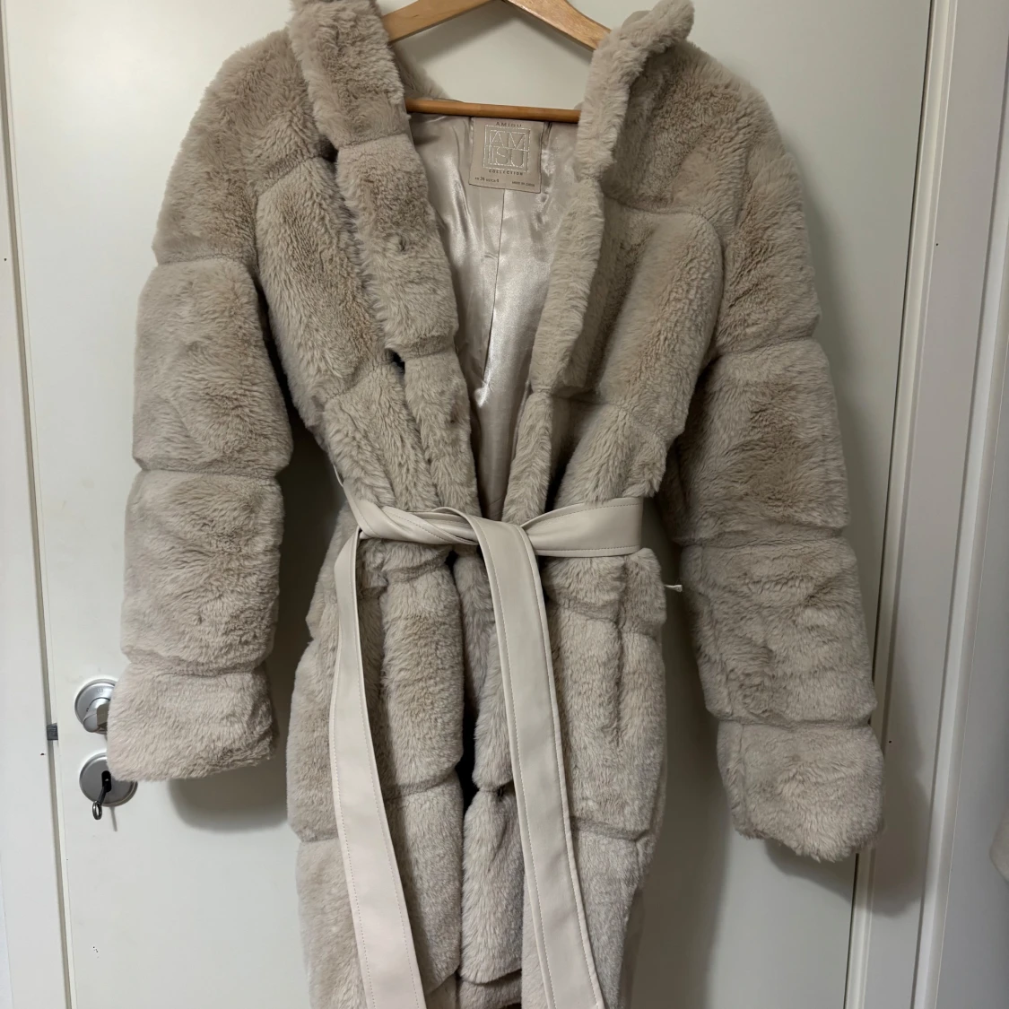 Beige pälsjacka från Amisu - 1