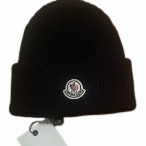 Svart mössa från Moncler - Säljer denna svarta monclere mössa eftersom den inte passar mig längre. Kontakta om du har frågor📞!                                                                       Storlek: One size fits all                                              Priset är inte hugget i sten! 