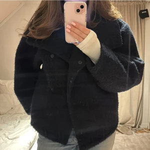 Teddy kappa ifrån Gina tricot - Denna kappa säljs inte längre, den är använd fåtal gånger och är som i mycket bra skick. Finns inga defekter. Storlek M💕 Pris går att diskuteras.