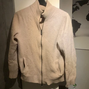  kashmirtrjöa från Massimo Dutti - Halloj, säljer nu denna snygga full zip från Massimo dutti. Det är en Kashmir tröja som är otroligt snygg, den passar till både skolan o jobb men passar även toppen för en utekväll! Storleken är M men har krympt lite! Passar både M och S! Priset är inte hugget i sten! 