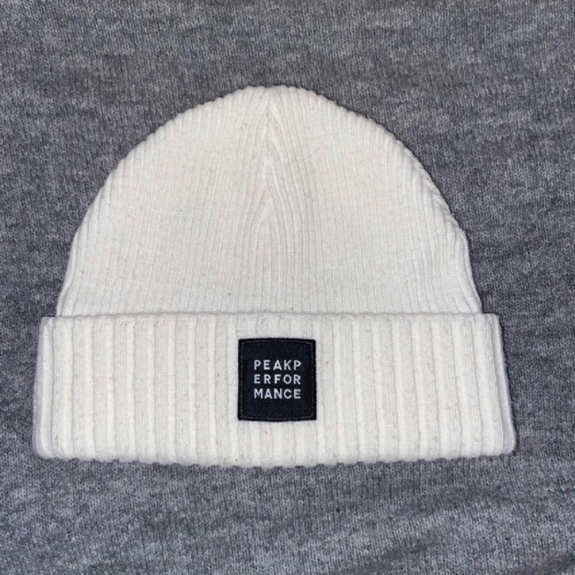 Vit ribbad mössa från Peak Performance