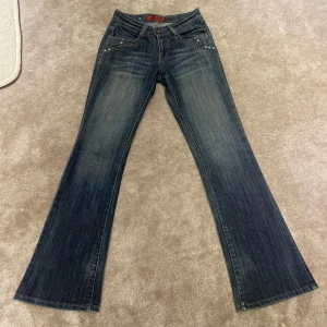 Lågmidjade bootcut jeans - Lågmidjade bootcut jeans. OBS dragkedjan är trasig men går fortfarande att stänga (går säkert att laga). Midjemått rakt över: 34-35 cm, innerbenslängd: 81 cm❤️