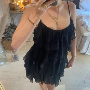 Svart volangklänning - Jättefin volang klänning som passar bra till mösspåtagningen❤️