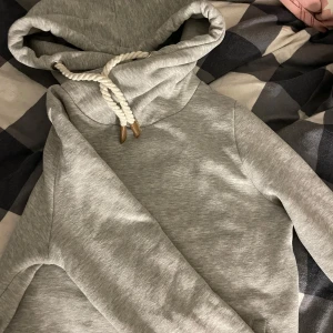 Grå hoodie  - Säljer en grå hoodie storlek XS. Den har en unika snören som fin detalj💕bara att skriva vis frågor❣️