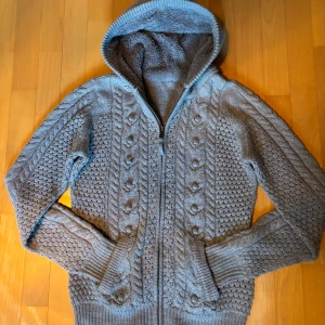 Stickad cardigan  - En snygg cardigan i mycket bra skick. Storleken är S. 