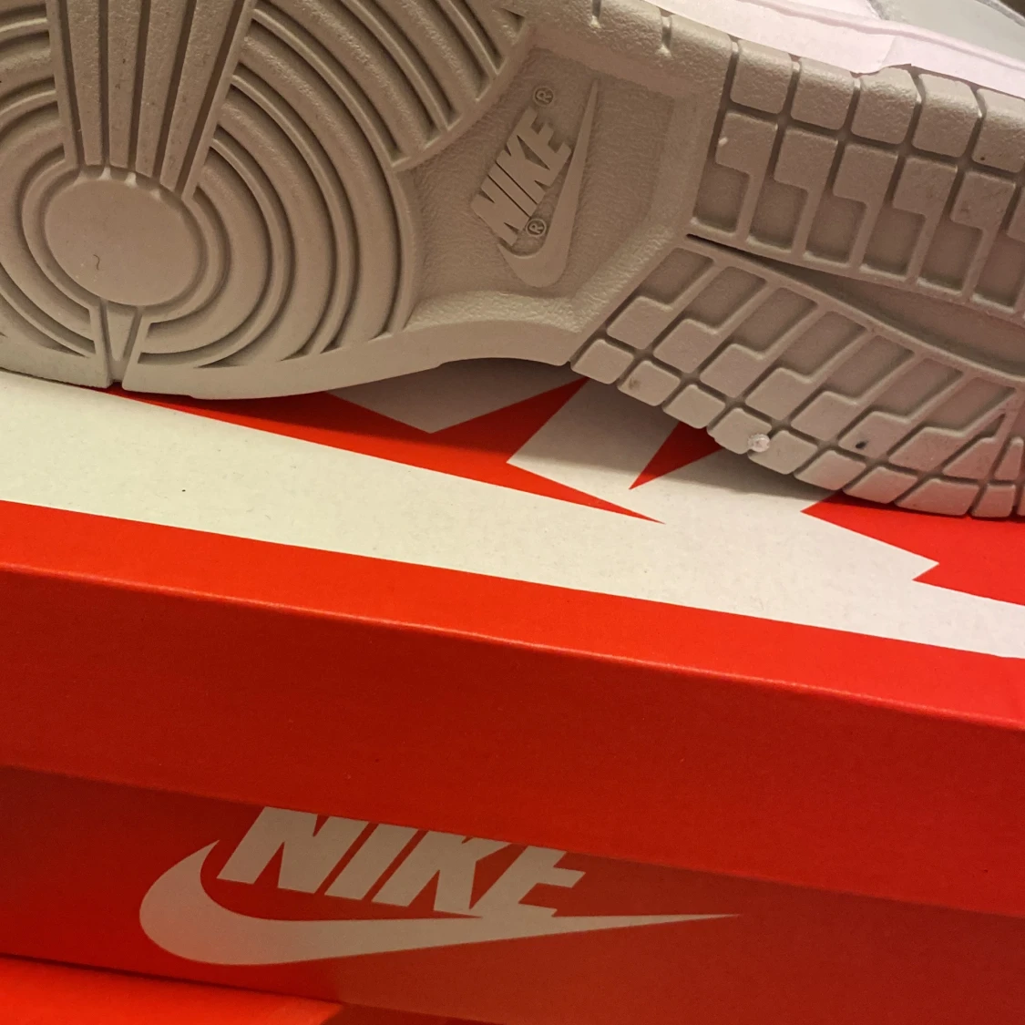 Nike Dunk Low Retro i vit och grå - 2