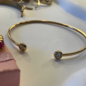 Guldarmband justerbart - Justerbart guldarmband som aldrig använts. Rostfritt stål vilket gör att det inte ändrar färg osv